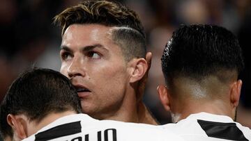 El portugu&eacute;s de la Juventus, Cristiano Ronaldo, con Mattia De Sciglio y Emre Can durante un partido.