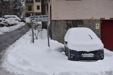 Labores de retirada de la nieve acumulada en carreteras y coches en Sallent de Gàllego.