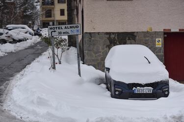 Labores de retirada de la nieve acumulada en carreteras y coches en Sallent de Gàllego.