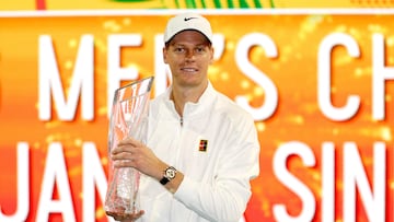 Jannik Sinner, con el trofeo de campeón del Miami Open.