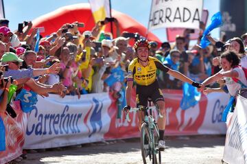 El ciclista estadounidense Sepp Kuss celebra con el público su victoria de etapa. 
