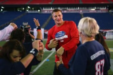 Rob Gronkowski enseña los fundamentos del fútbol americano a un grupo de mujeres.