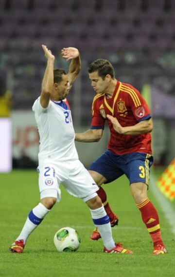 Nacho con el balón en el día de su debut con la selección absoluta.