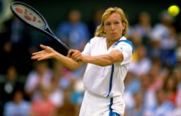 La tenista Martina Navratilova se retiró a los 39 años, pero siguió participando en torneos de dobles después de los 40.