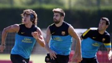 <b>ATENTOS A LA FALTA LATERAL. </b>Alves, Puyol, Pique y Busquets ensayaron ayer la defensa de una falta lateral como la que le costó la reciente derrota al Madrid en el Coliséum.