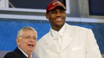 Un joven LeBron James (19 a&ntilde;os) con David Stern en el draft de 2003.