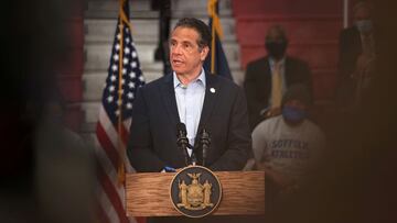 FOTO DE ARCHIVO: El gobernador de Nueva York, Andrew Cuomo, habla durante una conferencia de prensa sobre la vacunaci&oacute;n COVID-19 en Suffolk County Community College en Brentwood, Nueva York, EE. UU. El 12 de abril de 2021. 