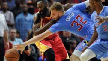 James Harden y Blake Griffin pelean por un balón ante la presencia de Chris Paul.