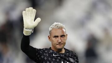 Soccer Football - Ligue 1 - Bordeaux v Paris St Germain - Matmut Atlantique, Bordeaux, France - November 6, 2021 Paris St Germain's Keylor Navas salutes fans during the warm up before the match REUTERS/Stephane Mahe