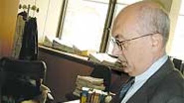 <b>IMPRESIONADO</B>. Guariniello observa el dossier Manzano en As.