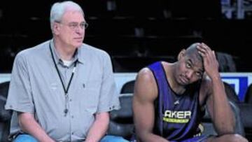 <b>PREOCUPACIÓN. </b>Phil Jackson confía en que las rodillas no impidan jugar a Andrew Bynum.