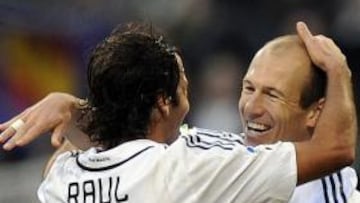 Raúl y Robben jugaron juntos durante dos años en el Real Madrid, donde ganaron la Liga en 2008.