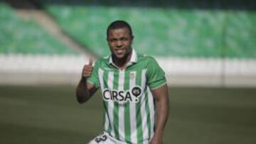 El colombiano Pabón, que llegó a España el jueves, debuta en la convocatoria del Betis para el partido de esta noche en el Calderón.