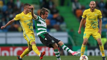 EPA7765. LISBOA (PORTUGAL), 22/02/2018.- El jugador del Sporting Fabio Coentrao, pelea por el bal&oacute;n contra Igor Shitov (i) del Astana, durante el partido de dieciseisavos de final disputado entre ambos equipos en el estadio Alvalade, en Lisboa (Por