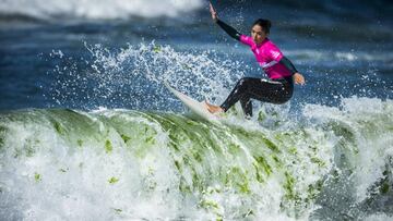 Garazi Sanchez surfeando durante el Pull&Bear Pantín Classic Galicia Pro 2018.