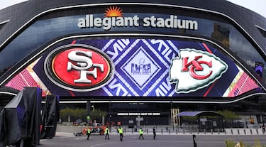 Why do the Kansas City Chiefs wear the color red? What is the origin of their logo?
