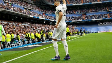 MADRID, 24/05/2023.- El delantero francés del Real Madrid, Karim Benzema, tras conseguir el primer gol del equipo madridista durante el encuentro correspondiente a la jornada 36 que disputan hoy miércoles frente al Rayo Vallecano en el estadio Santiago Bernabéu, en Madrid. EFE / Rodrigo Jiménez.
