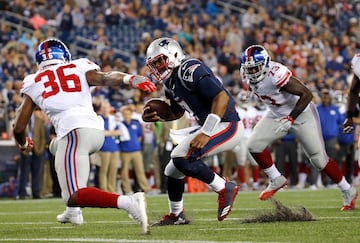 Jacoby Brissett (7), de los New England Patriots elude a Ryan Murphy (36), de los New York Giants.