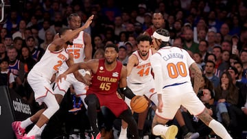 Donovan Mitchell (Cleveland Cavaliers) trata de zafarse de Mikal Bridges (25), Ariel Hukporti (55), Landry Shamet (44) y Jordan Clarkson (00), de New York Knicks.