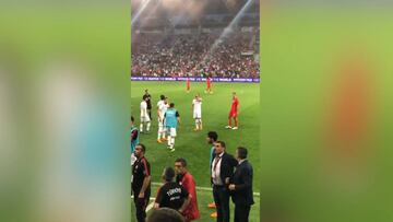 Cree que pegan a su padre en la grada, pierde los papeles y les amenaza de muerte