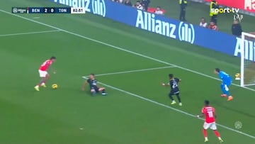 El colombiano recuperó su nivel con una brillante jugada de doble enganche dejando a su rival en el piso y hacer un pase preciso para Lukebakio para la victoria 3-0 sobre Tondela.