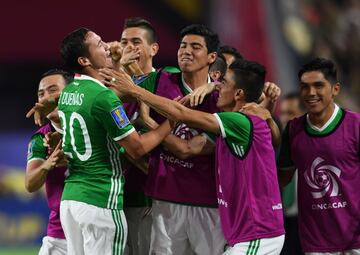 Mexico's Jesus Duenas (#20) and teammates celebrate his assist for a goal against Honduras during their quarterfinal CONCACAF Gold Cup match on July 20, 2017 at the University of Phoenix Stadium in Glendale, Arizona. / AFP PHOTO / Robyn Beck