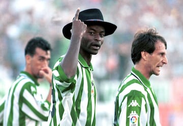 Marcó 38 goles con el Betis en las cuatros temporadas que permaneció en el club. Hizo famosa su celebración con un sombrero Cordobés.