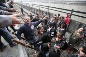 Una huelga de los empleados del sistema de metro de Sao Paulo agravó este jueves el caos de tránsito. El Movimiento de Trabajadores Sin Casa marchó hacia el estadio de la inauguración.