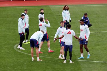 Asencio y Lamine Yamal charlan durante el entrenamiento.