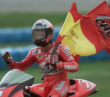 Quizás sea más reconocido por su Mundial de Superbikes en 2011, pero Carlos Checa formó parte del paddock del Mundial de MotoGP por más de diez años. El catalán estuvo doce temporadas, desde 1995 hasta 2007, cuando anunció su salida a SBK. Vivió el cambio de 500c a la nueva era del motociclismo y pasó por equipos como Honda, Yamaha y Ducati. Su primera victoria llegó en 1996, durante el GP de Catalunya con una HRC y, con la misma marca, repitió el triunfo dos años más tarde, en 1998, durante el GP de Madrid en el Circuito del Jarama. 