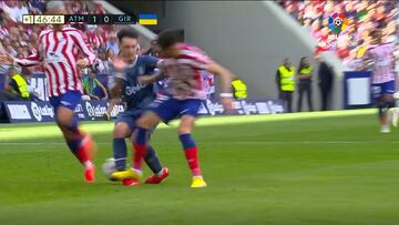 La durísima entrada de Giménez que nadie se explica cómo no fue roja: el VAR ni se inmutó