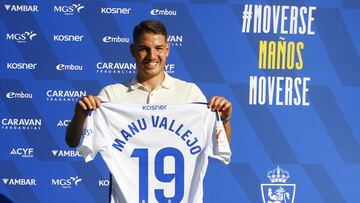 Manu Vallejo posa con la camiseta del Real Zaragoza en su presentación.