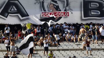 Futbol, Colo Colo vs Universidad Catolica
Quinta fecha, campeonato de Clausura 2016/17
Hinchas de Colo Colo alientan a su equipo antes del partido de primera division contra Universidad Catolica disputado en el estadio Monumental de Santiago, Chile.
04