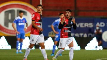 El jugador de Deportes Antofagasta Jason Flores,  centro, celebra su gol contra Universidad de Chile durante el partido por la primera division disputado en el estadio Santa Laura.
Santiago, Chile.