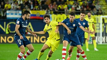 VILLARREAL (CASTELL?N), 05/11/2023.- El delantero del Villarreal Gerard Moreno (c) disputa una posesi¨®n entre I?igo Lekue (i) y Mikel Vesga (d), centrocampista y defensa respectivamente del Athletic Club durante el partido correspondiente a la jornada 12 de LaLiga que Villarreal CF y Athletic Club de Bilbao disputan este domingo en el Estadio de la Cer¨¢mica en Villarreal. EFE/ Andreu Esteban