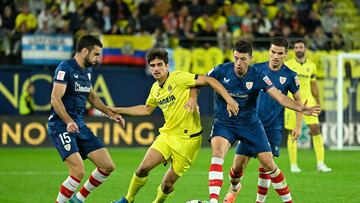 VILLARREAL (CASTELLÓN), 05/11/2023.- El delantero del Villarreal Gerard Moreno (c) disputa una posesión entre Iñigo Lekue (i) y Mikel Vesga (d), centrocampista y defensa respectivamente del Athletic Club durante el partido correspondiente a la jornada 12 de LaLiga que Villarreal CF y Athletic Club de Bilbao disputan este domingo en el Estadio de la Cerámica en Villarreal. EFE/ Andreu Esteban
