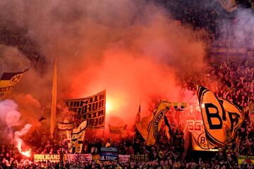 El estadio del Borussia de Dortmund, Signal Iduna Park, es uno de los feudos más famosos y con mayor ambiente de Europa. Situado  en la ciudad de Dortmund, en el estado federado de Renania del Norte-Westfalia, al oeste de Alemania. Es el quinto estadio más grande de Europa, y el tercer hogar más grande de un club europeo de primer nivel después del Camp Nou y el Estadio Santiago Bernabéu.