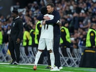 MADRID, 10/12/2025.- El delantero del Real Madrid Rodrygo Goes (i) celebra con su entrenador, Xabi Alonso (d), tras marcar el 1-0 durante el encuentro correspondiente a la fase regular de la Liga de Campeones que disputan hoy miércoles Real Madrid y Manchester City en el estadio Santiago Bernabéu, en Madrid. EFE/ Kiko Huesca