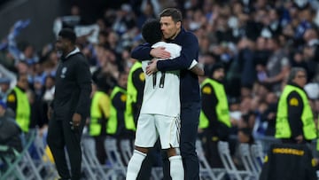 MADRID, 10/12/2025.- El delantero del Real Madrid Rodrygo Goes (i) celebra con su entrenador, Xabi Alonso (d), tras marcar el 1-0 durante el encuentro correspondiente a la fase regular de la Liga de Campeones que disputan hoy miércoles Real Madrid y Manchester City en el estadio Santiago Bernabéu, en Madrid. EFE/ Kiko Huesca