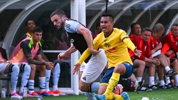 AME7813. CHICAGO (ESTADOS UNIDOS), 03/08/2024.- El jugador Erick Sanchez (d) de América disputa un balón con John McGinn de Aston Villa, este sábado durante un partido amistoso entre el Club América y el Aston Villa en el estadio Soldier Field in Chicago ( Estados Unidos). EFE/ Nuccio DiNuzzo
