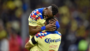 America's Colombian forward #33 Julian Quinones (L) celebrates scoring his team's first goal with America's Mexican forward #21 Henry Martin during the Mexican Apertura tournament final football match between America and Tigres at Azteca stadium in Mexico City on December 17, 2023. (Photo by Rodrigo Oropeza / AFP)