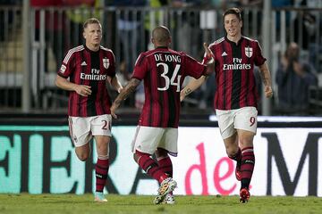 Abate, De Jong y Torres en un partido del Milan.