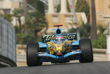 En M車naco se qued車 fuera del podio por primera vez en el a?o, cuarto despu谷s de que un accidente le hiciera perder tiempo en boxes. Pero lleg車 Nurburgring y en el GP de Europa gan車 con una de sus geniales remontadas. Sal赤a sexto, pero desde el inicio fue ganando posi-ciones con su Renault azul hasta lograr la victoria, presionando a Raikkonen hasta provocar el error del finland谷s, que sufri車 un accidente.