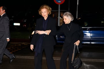 La reina Sof赤a llegando junto a su hermana, Irene de Grecia, a la capilla ardiente de Fernando G車mez-Acebo.