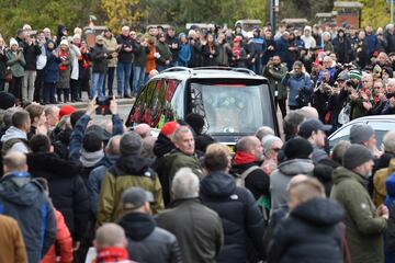 Un gran número de personas acompañan el coche fúnebre de Bobby Charlton. 