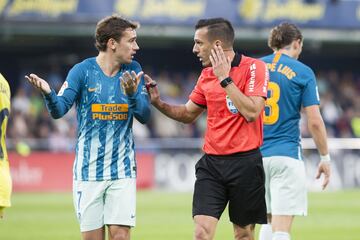 El jugador del Atlético de Madrid Griezmann conversa con el árbitro Estrada Fernández. 