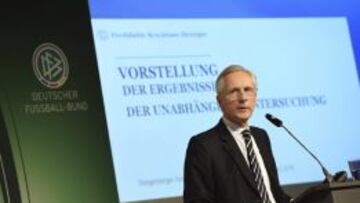 Christian Duve, representante del bufete de abogados Freshfields Bruckhaus Deringer, participa en la presentación de la investigación sobre una supuesta compra de votos en el Mundial 2006.