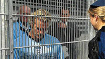 Una policía fue la única que consiguió su firma