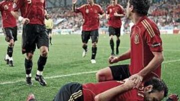 <b>GOLPE DE EFECTO</b>. Villa, que marcó 18 goles en Liga, había conseguido seis tantos en diez partidos de la fase de clasificación para la Eurocopa. Ayer destapó su instinto y logró un hat-trick que, junto al gol de Cesc, convierte a España en la selección más goleadora del torneo y en aspirante a todo.