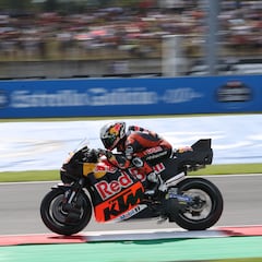 KTM frena los problemas de Acosta